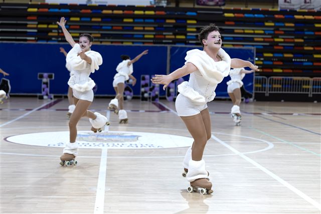 Grupo show patinando en formación