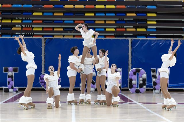 Formación grupal con elevación de patinaje artístico
